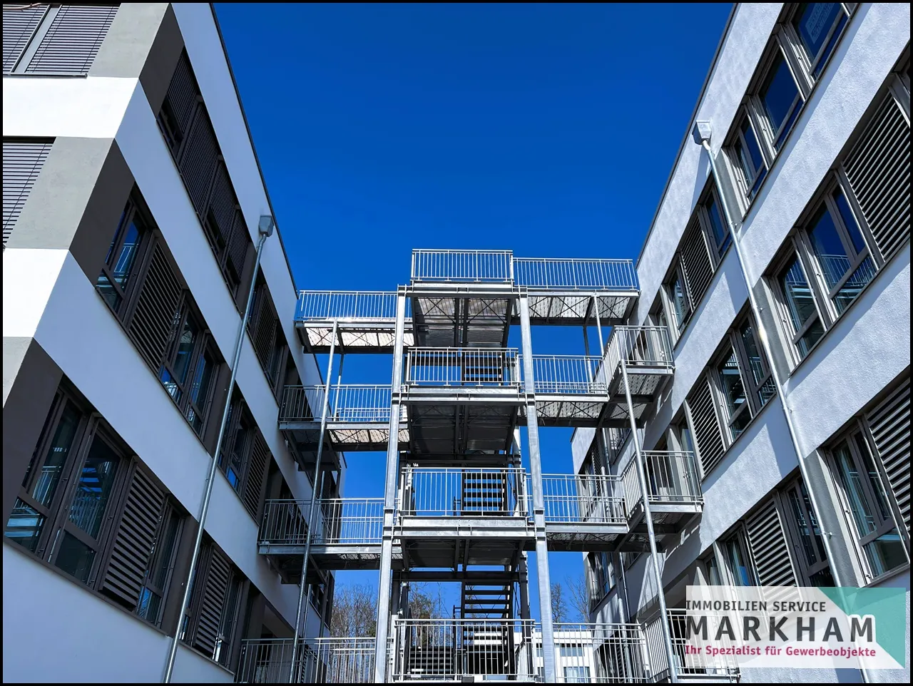 Gewerbeimmobilie mit moderner Architektur